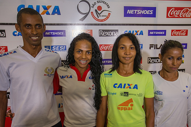 Os maratonistas Giovani dos Santos, Josiane Cardoso (primeira  esq.), Cruz Nonata (amarelo) e Sueli Pereira da Silva 