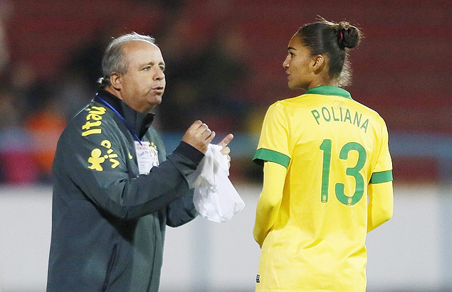 O técnico Vadão conversa com Poliana durante jogo da Copa América-2014