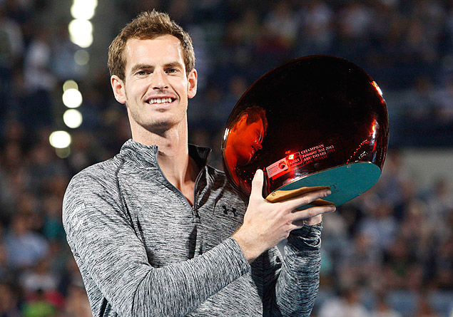 O britnico Andy Murray segura trofu aps vencer torneio de exibio de Abu Dhabi