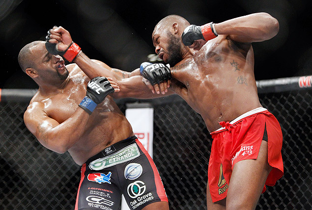 Jon Jones ( dir.) golpeia Daniel Comier durante o UFC 182, em Las Vegas