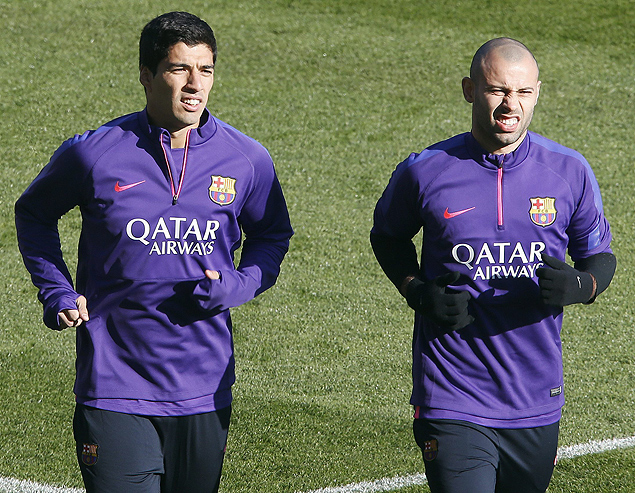 Surez e Mascherano (dir.) correm com o novo uniforme de treino do Barcelona