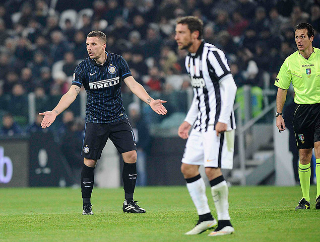 Podolski gesticula em sua estreia pela Inter de Milo