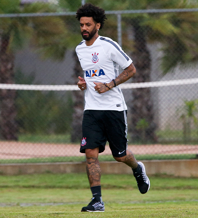 O volante Cristian durante treino do Corinthians