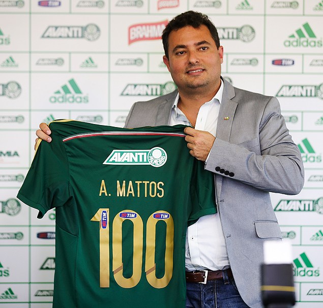 Alexandre Mattos exibe a camisa com o nmero 100 nas costas durante sua apresentao no Palmeiras