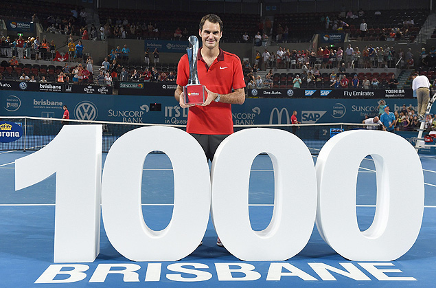 O suo Roger Federer comemora o ttulo e a sua milsima vitria na carreira, em Brisbane, na Austrlia