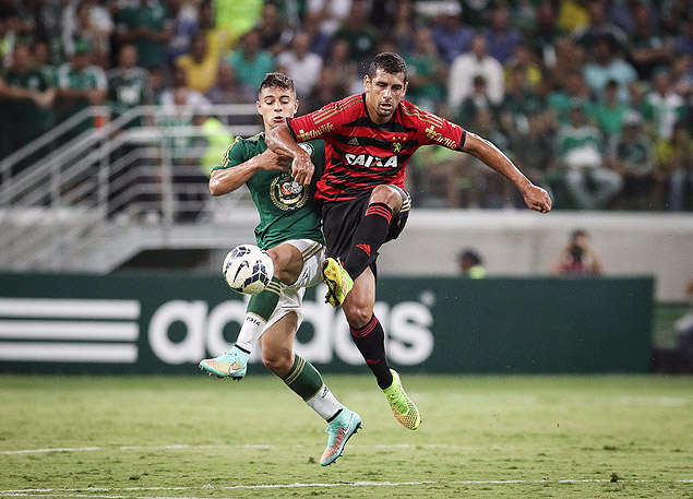 Diego Souza tenta dominar a bola durante jogo entre Palmeiras e Sport 