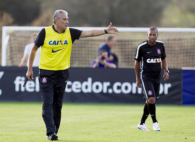 Observado por Emerson (dir.), Tite orienta treino do Corinthians em Orlando