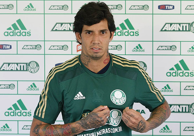 O zagueiro Victor Ramos mostra o smbolo do Palmeiras na sua apresentao oficial no clube