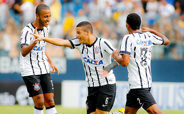 Guilherme Arana comemora gol do Corinthians sobre o Grmio Prudente