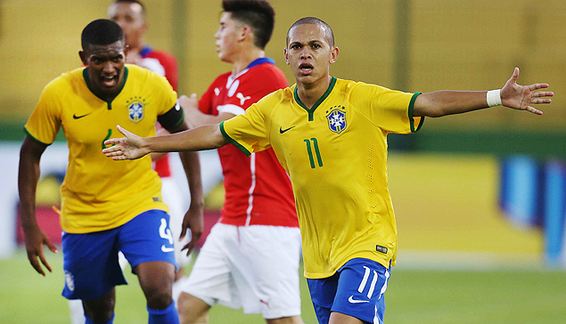 Marcos Guilherme comemora gol na vitria da seleo brasileira sobre o Chile