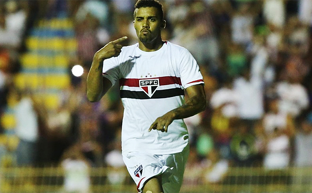 Incio comemora gol marcado na vitria do So Paulo sobre o Atltico-PR