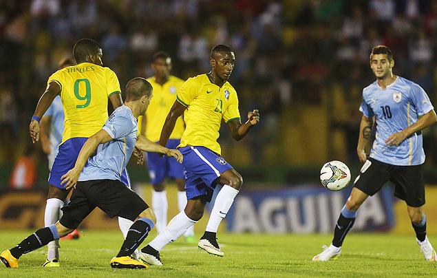 Brasil e Uruguai terminaram a primeira fase empatados. A Celeste levou a melhor no saldo de gols