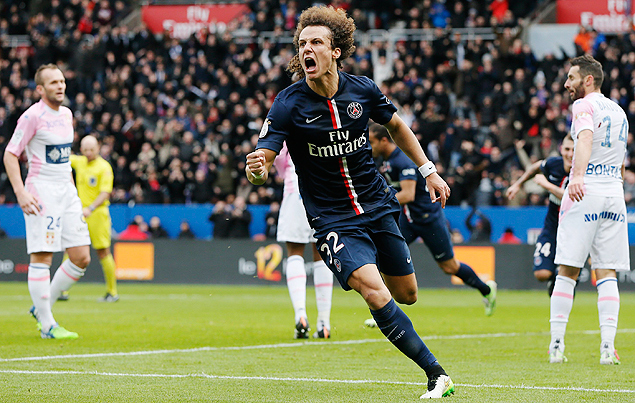 David Luiz comemora gol do PSG contra o Evian no Campeonato Francs