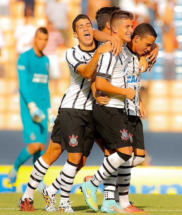 Jogadores do Corinthians comemoram classificao para as quartas de final da Copa So Paulo 