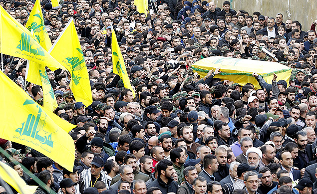 Simpatizantes do Hizbullah participam de funeral de Jihad Mugniyeh, comandante do grupo morto ontem
