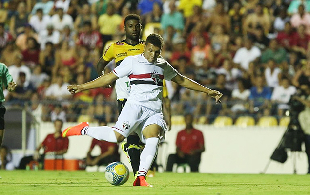 Felype Hebert finaliza para marcar o gol da vitria do So Paulo sobre o Cricima