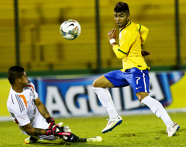 Gabriel finaliza para marcar na vitria da seleo brasileira sobre o Uruguai