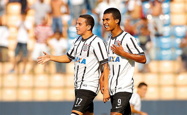 Gabriel Vasconcelos (17) e Tocantins comemoram gol da virada do Corinthians