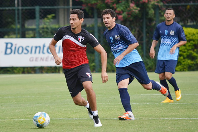 Paulo Henrique Ganso arranca com a bola durante jogo-treino do So Paulo