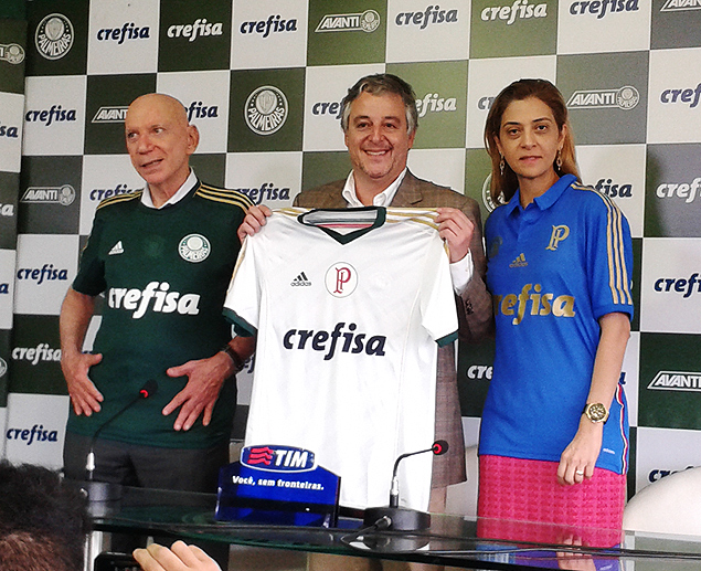 Paulo Nobre (centro), presidente do Palmeiras, apresenta a camisa do clube com o novo patrocinador