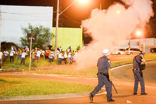 Confronto entre torcedores e PM em Limeira