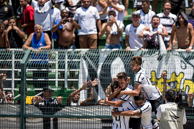 Jogadores do Corinthians comemoram gol de Maycon, que deu a vitria e o ttulo ao clube