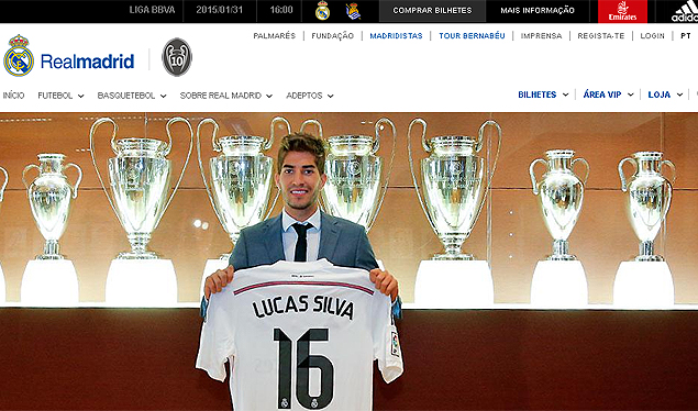 O volante Lucas Silva, ex-Cruzeiro, mostra a camisa do Real Madrid na chegada ao clube