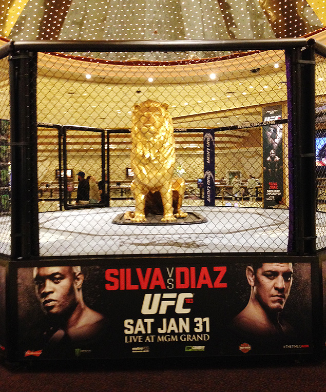 Lobby do local da luta de Anderson Silva est decorado com um ringue octogonal e a esttua dourada de um leo