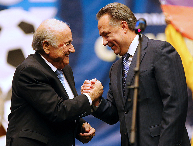 O ministro de Esportes russo, Vitali Mutko (dir.), cumprimenta o presidente da Fifa, Joseph Blatter