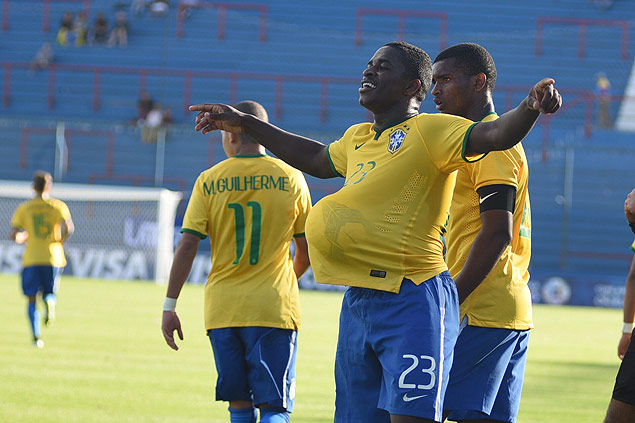 Yuri Mamute comemora seu gol, o primeiro da seleo brasileira contra o Paraguai