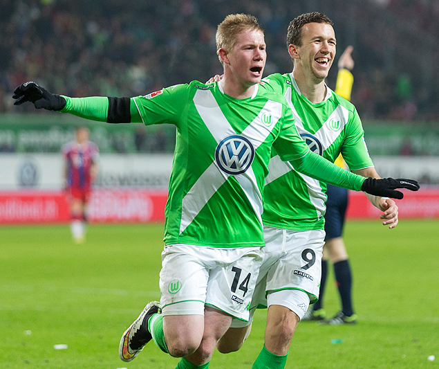 Kevin De Bruyne comemora gol na goleada de 4 a 1 do Wolfsburg sobre o Bayern de Munique