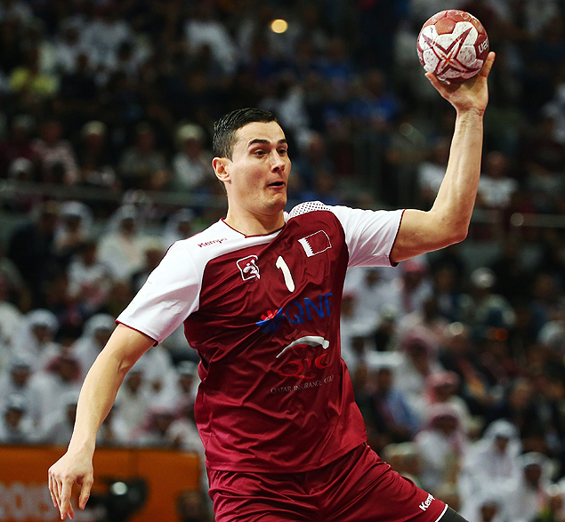 Nascido no atual Montenegro, Zarko Markovic salta com a bola durante o Mundial de handebol