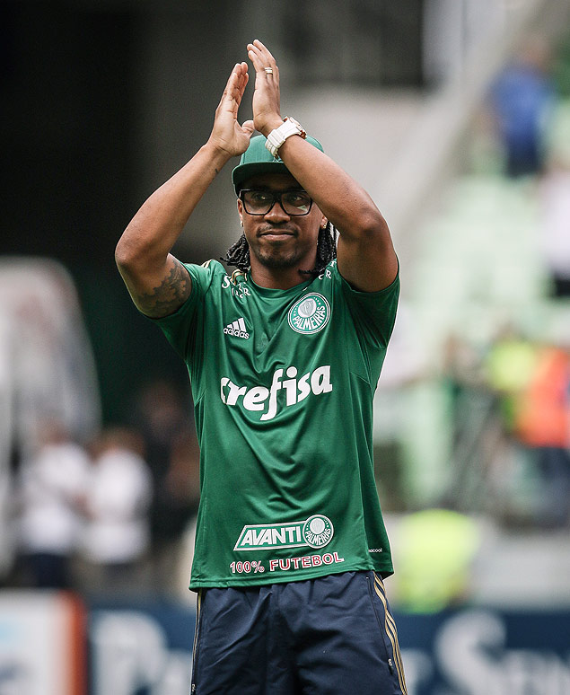 O volante Arouca aplaude torcida do Palmeiras em sua apresentao