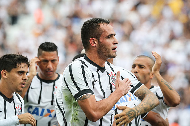 O meia Renato Augusto comemora gol para o Corinthians sobre o Marlia