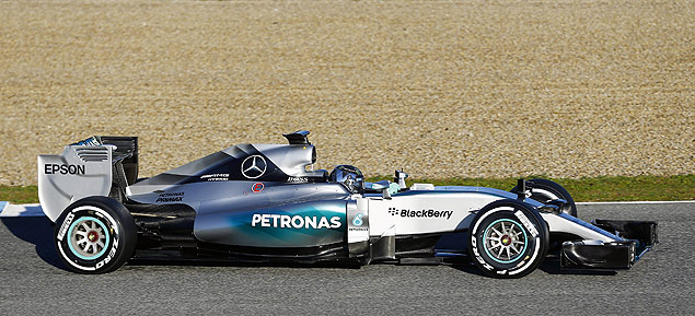 Nico Rosberg testa o novo carro da Mercedes no circuito de Jerez de La Frontera