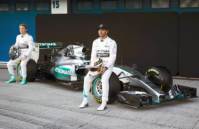 Lewis Hamilton e Nico Rosberg apresentam o modelo W06 que brigar pelo ttulo em 2015