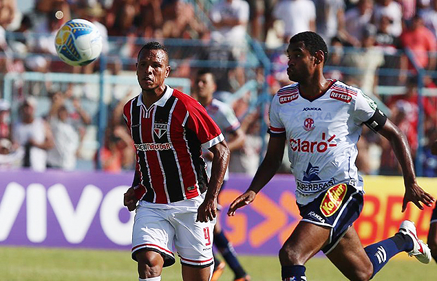 Luis Fabiano durante jogo do So Paulo contra o Penapolense