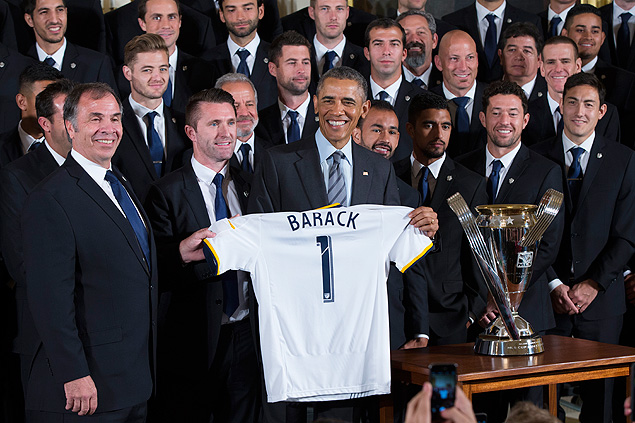 Obama exibe a camisa que recebeu da equipe do Los Angeles Galaxy
