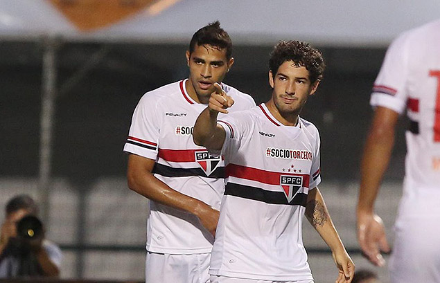Alexandre Pato comemora gol na vitria do So Paulo diante do Capivariano