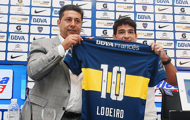 O meia uruguaio Lodeiro  apresentado como novo reforo do Boca Juniors
