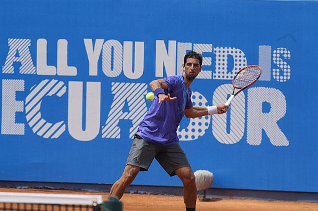 Bellucci devolve bola na vitria sobre o espanhol Albert Montaes, no ATP de Quito