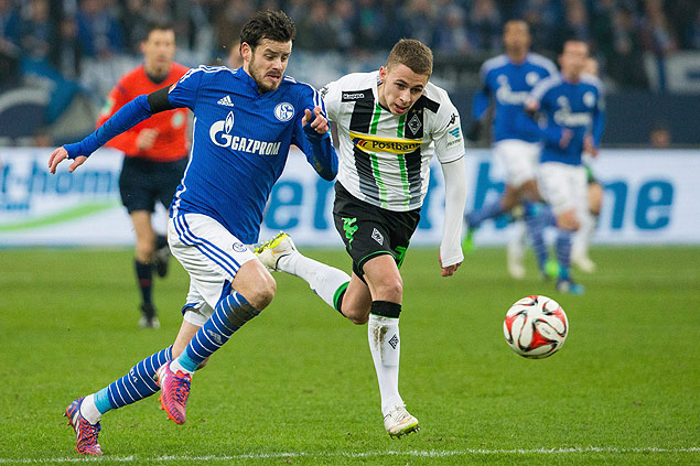 Tranquillo Barnetta (esq.), do Schalke, disputa a bola com Thorgan Hazard, do Borussia Mnchengladbach