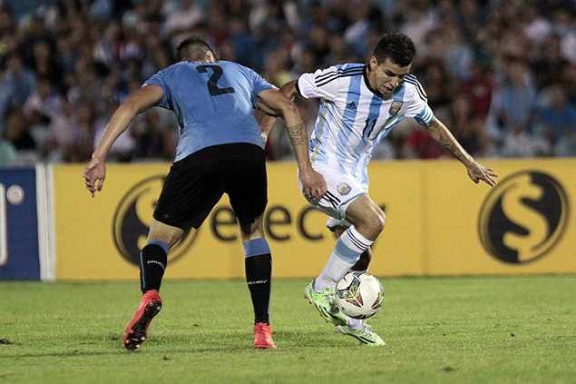 O uruguaio Agustn Ale disputa a bola com o Angel Correa durante a final do Sul-Americano sub-20