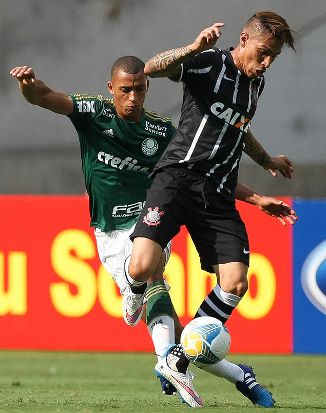 Vitor Hugo, do Palmeiras, disputa bola com Guerrero, do Corinthians; clássico bateu recorde de audiência