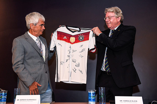 Belo Horizonte's Mineiro receives a signed shirt from German World Cup winners