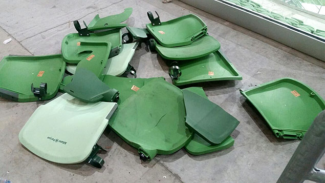 Cadeiras quebradas no setor de visitante do novo estdio do Palmeiras