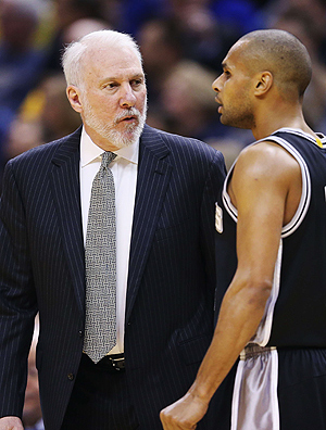 Gregg Popovich, técnico do San Antonio Spurs, dá instruções a Patty Mills