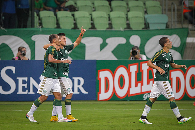 Jogadores do Palmeiras comemoram o gol de Cristaldo