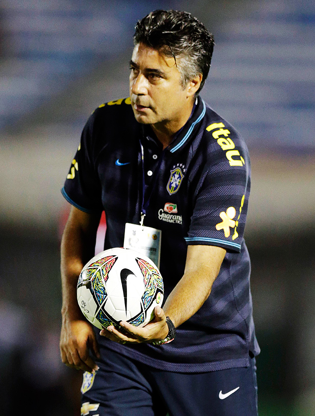 Alexandre Gallo dirige a seleo sub-20 em partida contra o Uruguai, durante o Sul-Americano