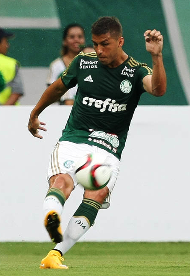 O zagueiro Tobio durante uma partida do Palmeiras